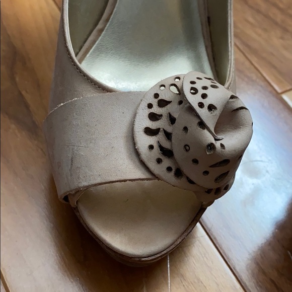 Size 5 platform Guess heels - Picture 4 of 9